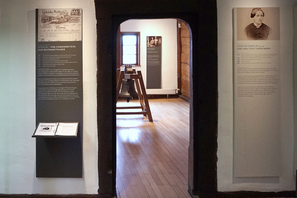 Tafel mit Buchablage und Infotafeln im Museum im Storchen, Göppingen